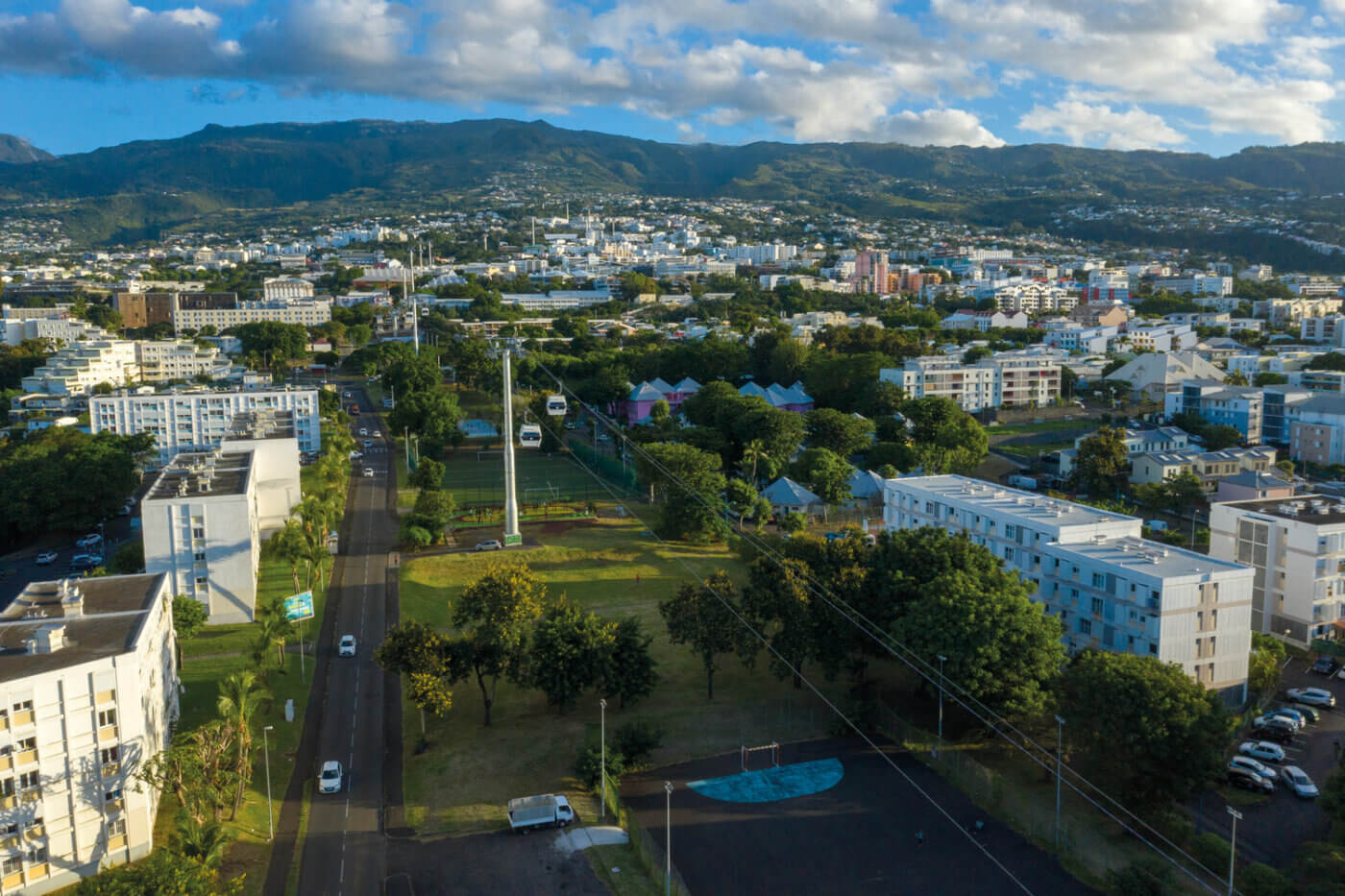 A la Réunion la 1ère télécabine urbaine de l Océan Indien POMA